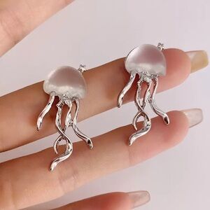 4/$15 💗 NWT Jellyfish Silver Novelty Earrings